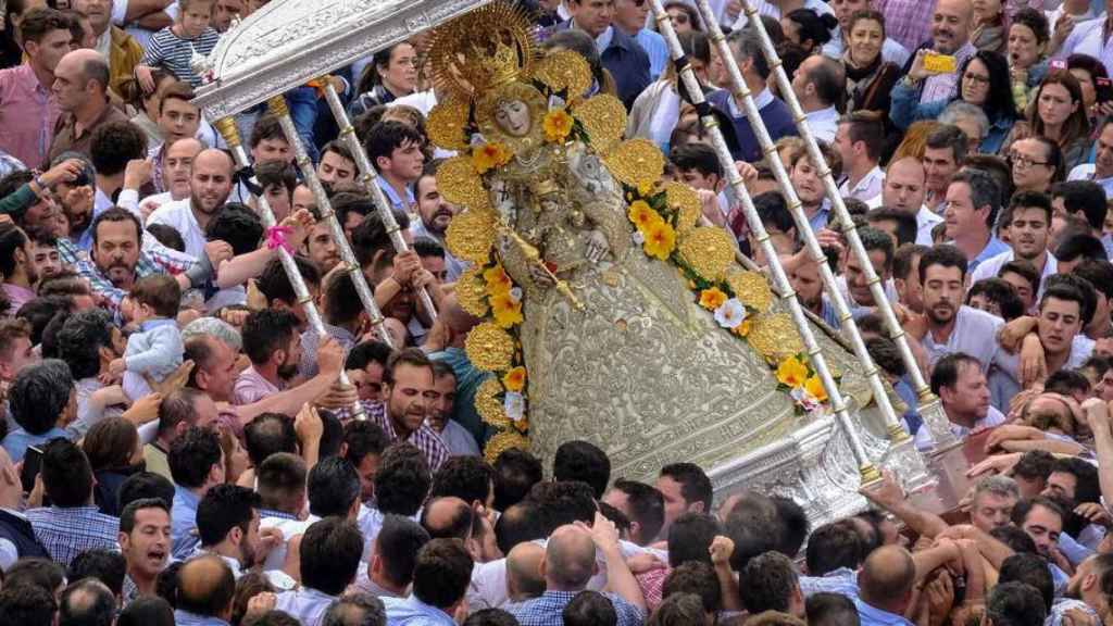 La Virgen del Rocío durante su procesión por la aldea almonteña.