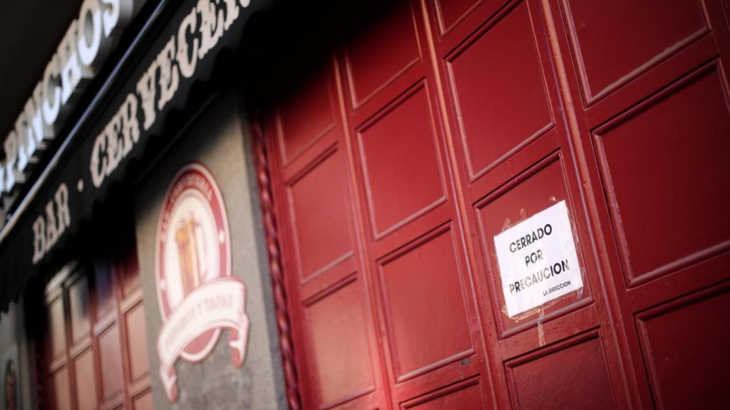 Entrada cerrada a un bar.