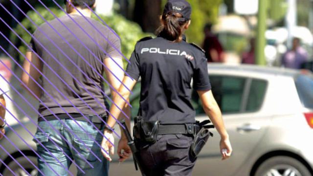 Una policía nacional patrullando.