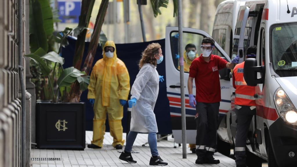Trabajadores sanitarios a las puertas del Cotton House Hotel de Barcelona, que ha sido habilitado para pacientes.