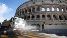Un camión desinfecta las calles de Roma