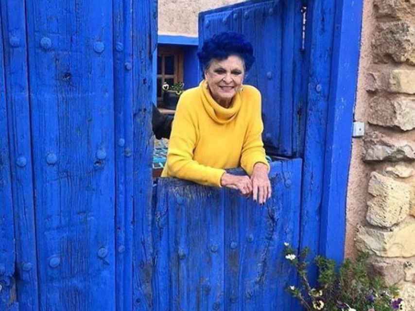 Lucía Bosé en su casa azul de Brieva.