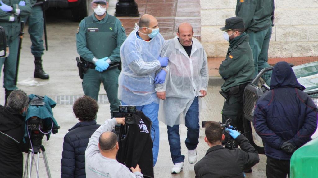 Rafael Aguilera (centro), alcalde de Alcalá del Valle (Cádiz), tras el desalojo de la residencia La Pasionaria, en su pueblo.