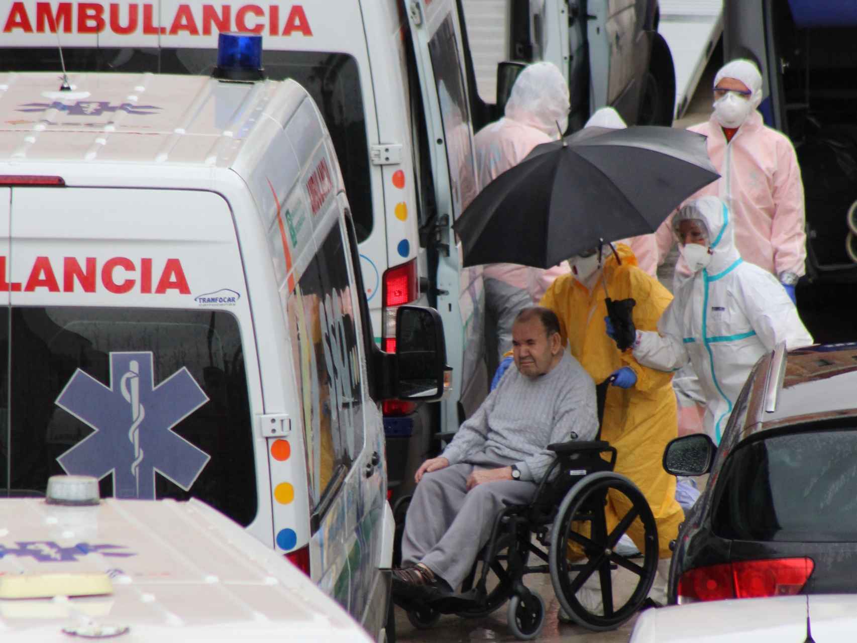 Uno de los ancianos evacuados, este martes, de la residencia La Pasionaria, en Alcalá del Valle (Cádiz).
