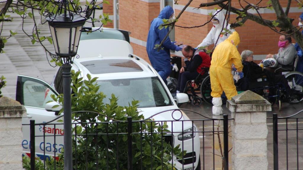 Varios residentes del geriátrico de Alcalá del Valle (Cádiz), durante su evacuación.