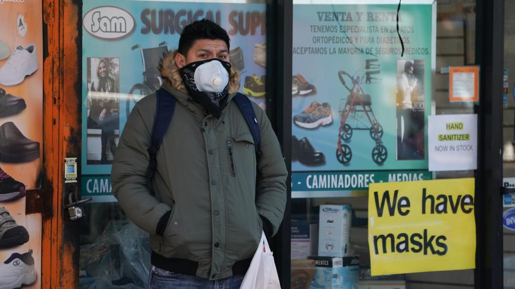 Un hombre con mascarilla en el barrio de Queens, Nueva York