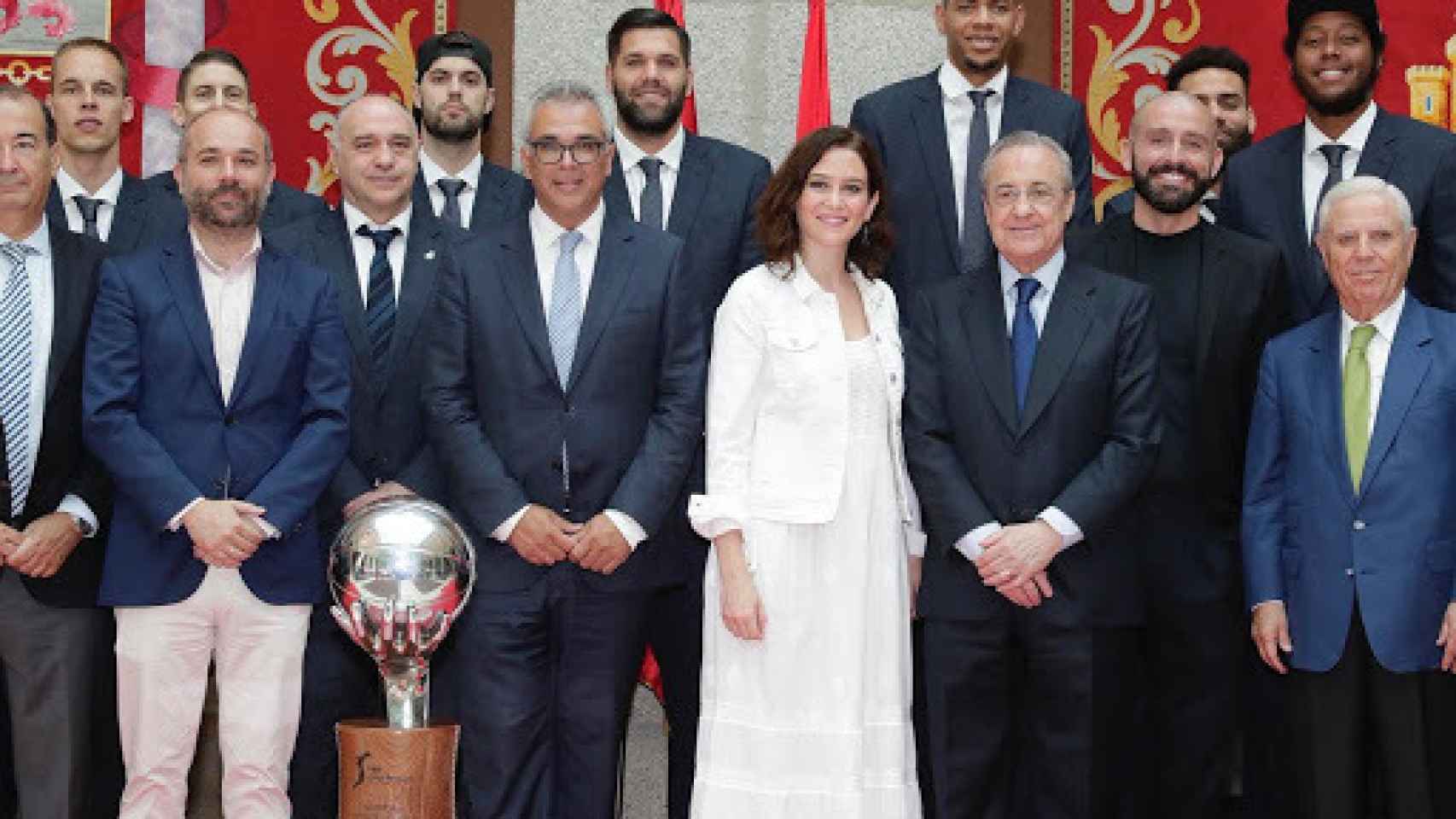 Isabel Díaz Ayuso, junto a Florentino Pérez y la plantilla del Real Madrid de baloncesto