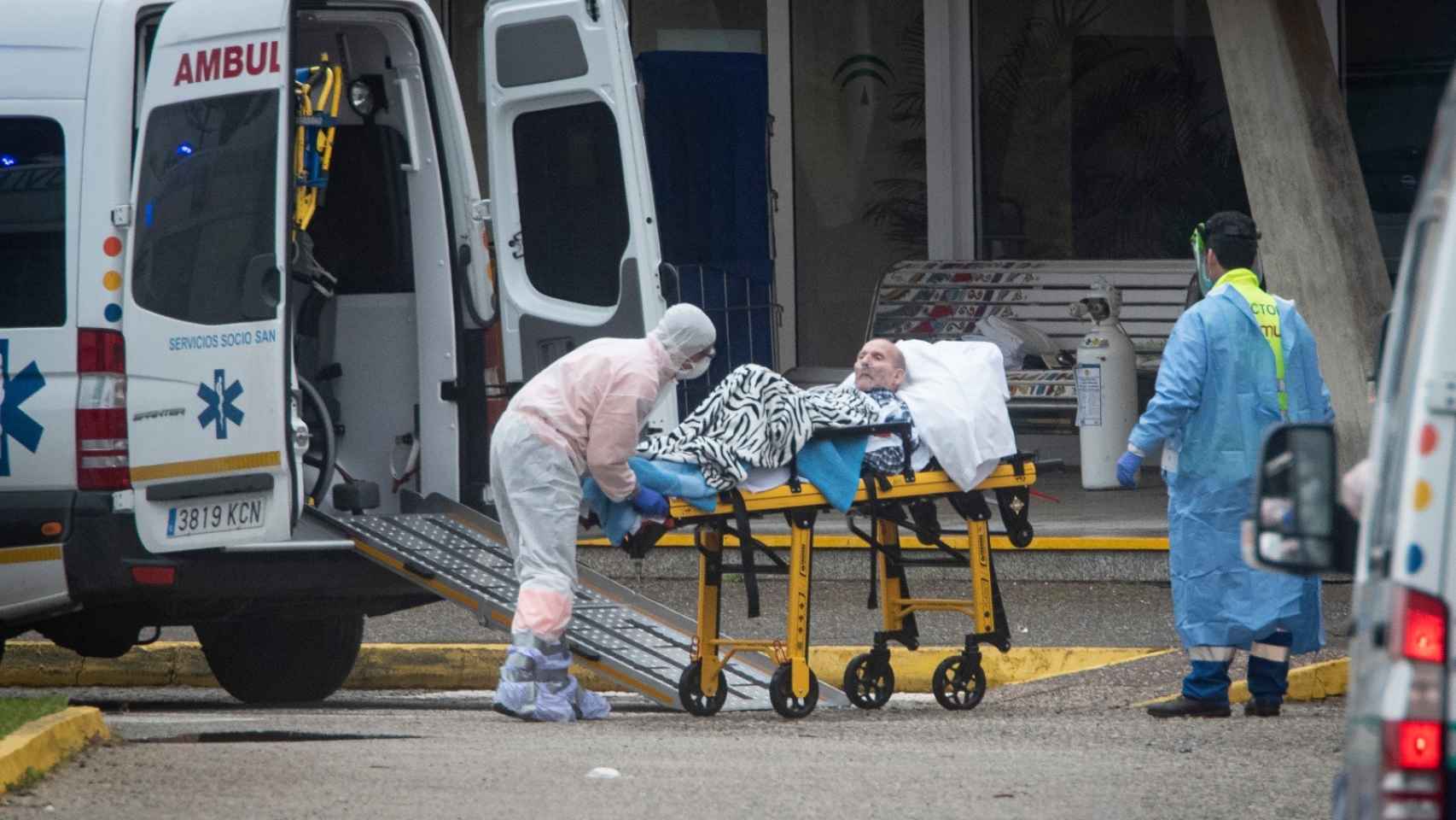 Un anciano contagiado a su llegada a la residencia Tiempo Libre de La Línea de la Concepción (Cádiz), este martes.