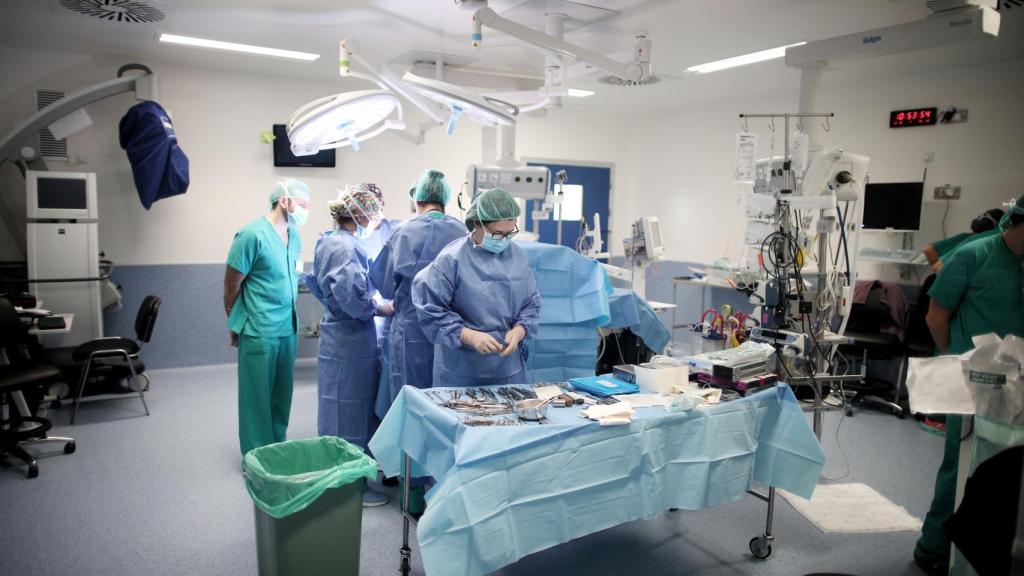 Personal sanitario del Hospital 12 de Octubre, momentos antes de una operación.