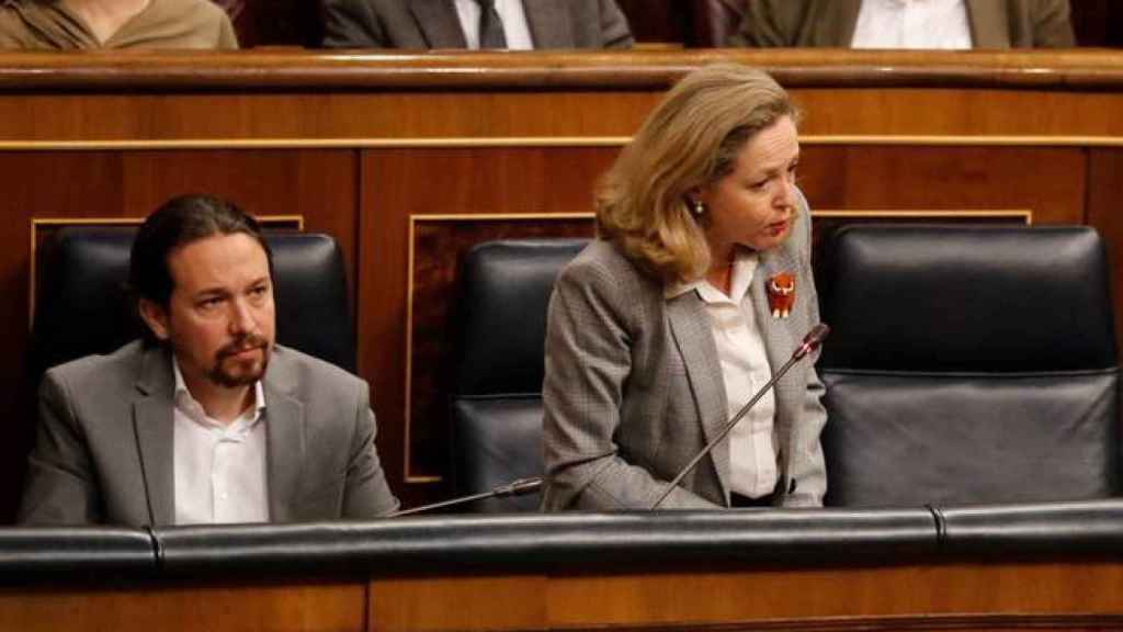 Pablo Iglesias atiende una intervención de Nadia Calviño en el Congreso de los Diputados.