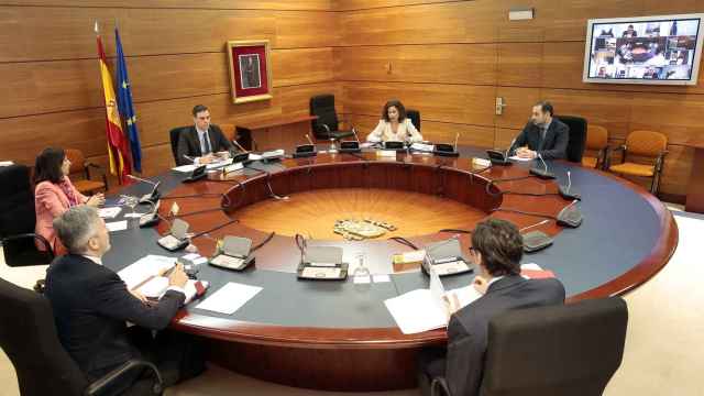 Pedro Sánchez, junto a Robles, Marlaska, Ábalos, Illa y Montero, en un Consejo de Ministros al que los demás miembros entran por pantalla.