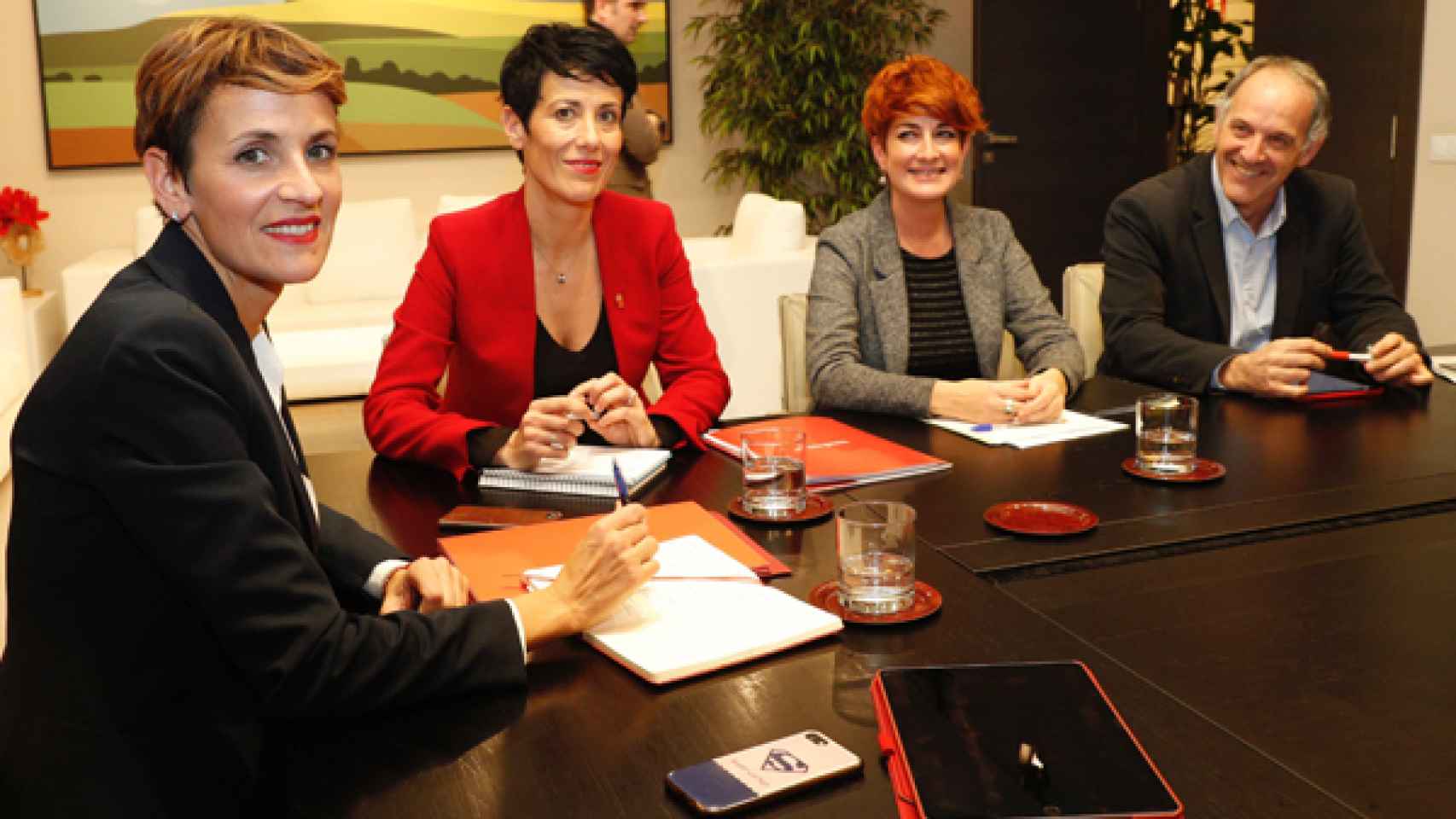 María Chivite, presidenta de Navarra, reunida con varios miembros de EH Bildu.