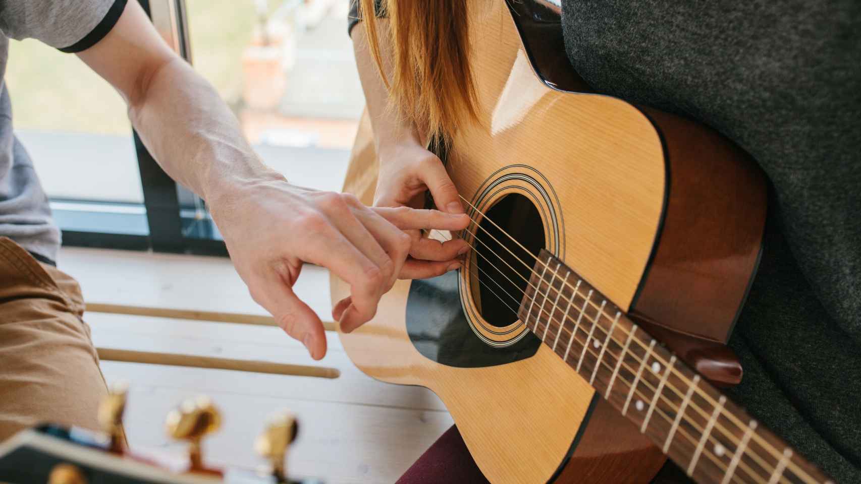 Apuesta Gracias Significativo Cómo aprender a tocar la guitarra sin salir de casa