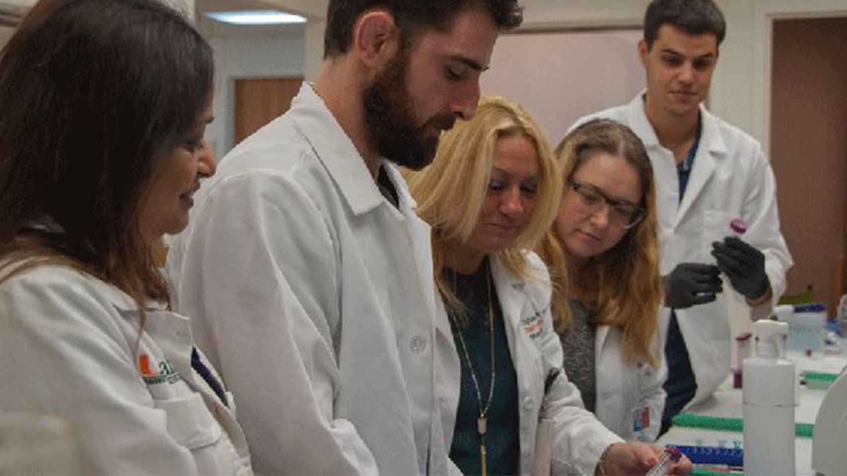 Sylvia Daunert (en el centro), con su equipo en el laboratorio de la Universidad de Miami.