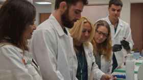 Sylvia Daunert (en el centro), con su equipo en el laboratorio de la Universidad de Miami.