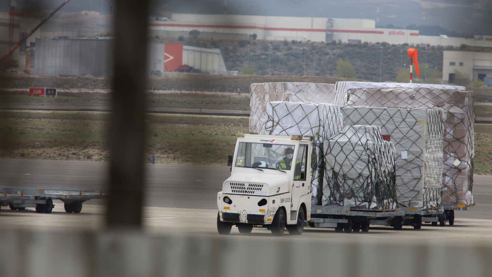Imagen de un cargamento aterrizado en Zaragoza con productos donados por Inditex.
