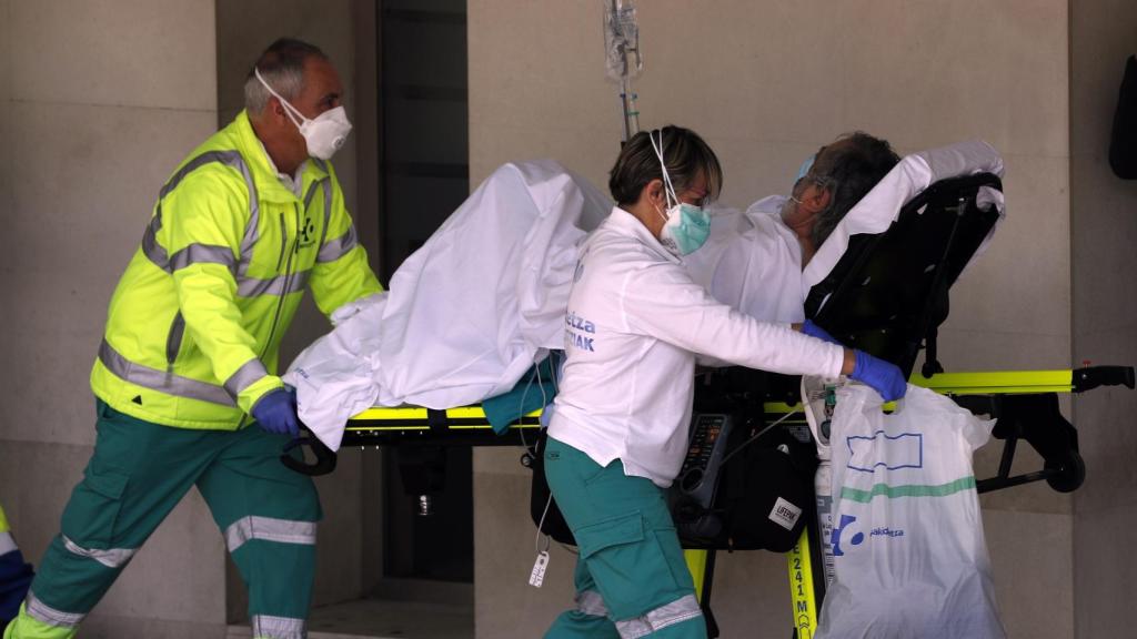 Los médicos trasladan a un paciente al hospital.