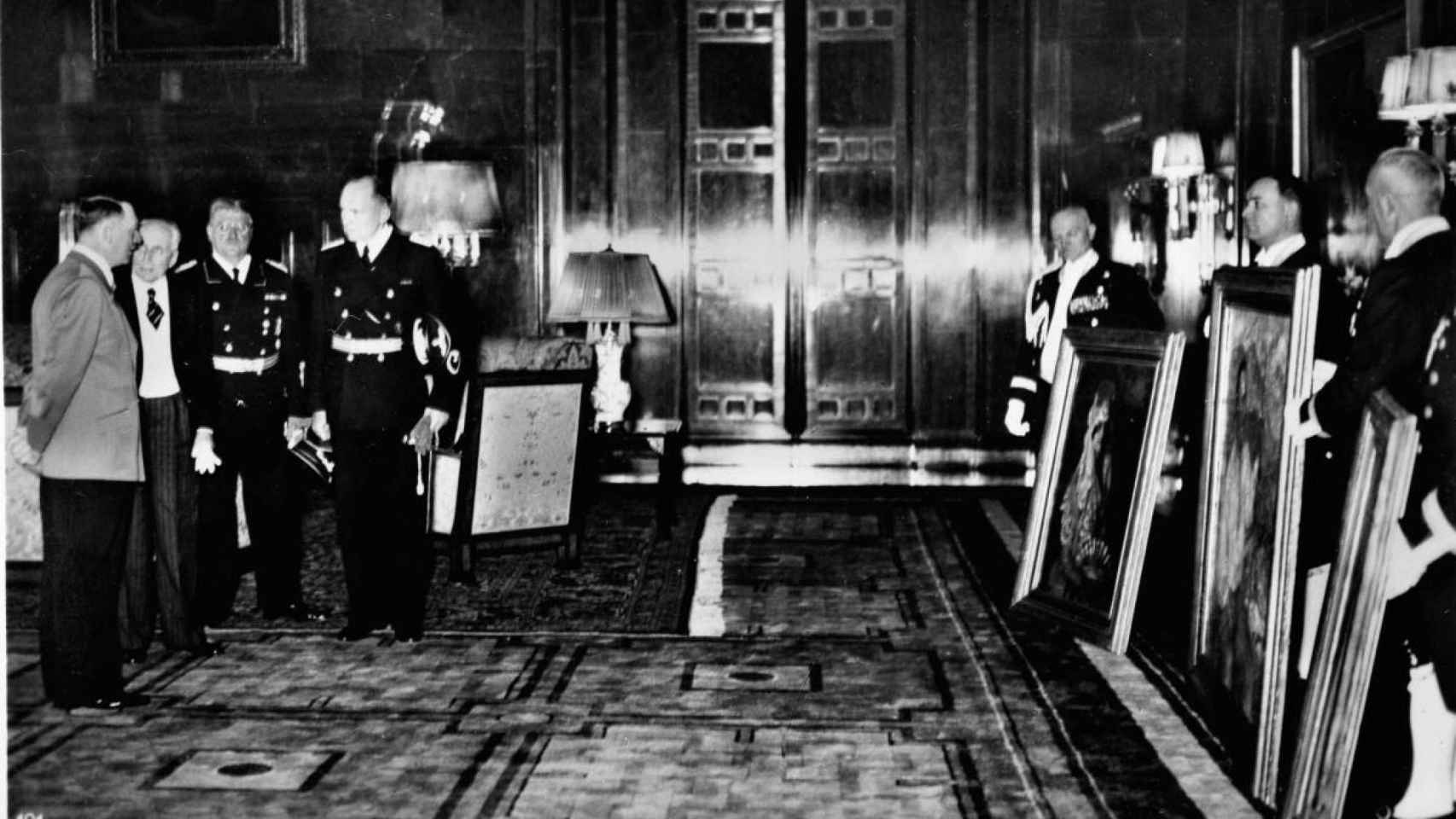 De izquierda a derecha: Adolf Hitler, Antonio Marques de Magaz, Otto Meissner y Paul Schmidt observan los tres cuadros de Zuloaga regalados por Franco a Hitler.