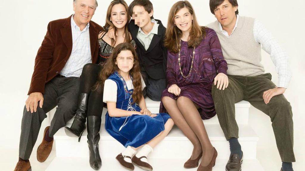 Imagen que ha acompañado el comunicado: Carlos Falcó con sus cinco hijos.