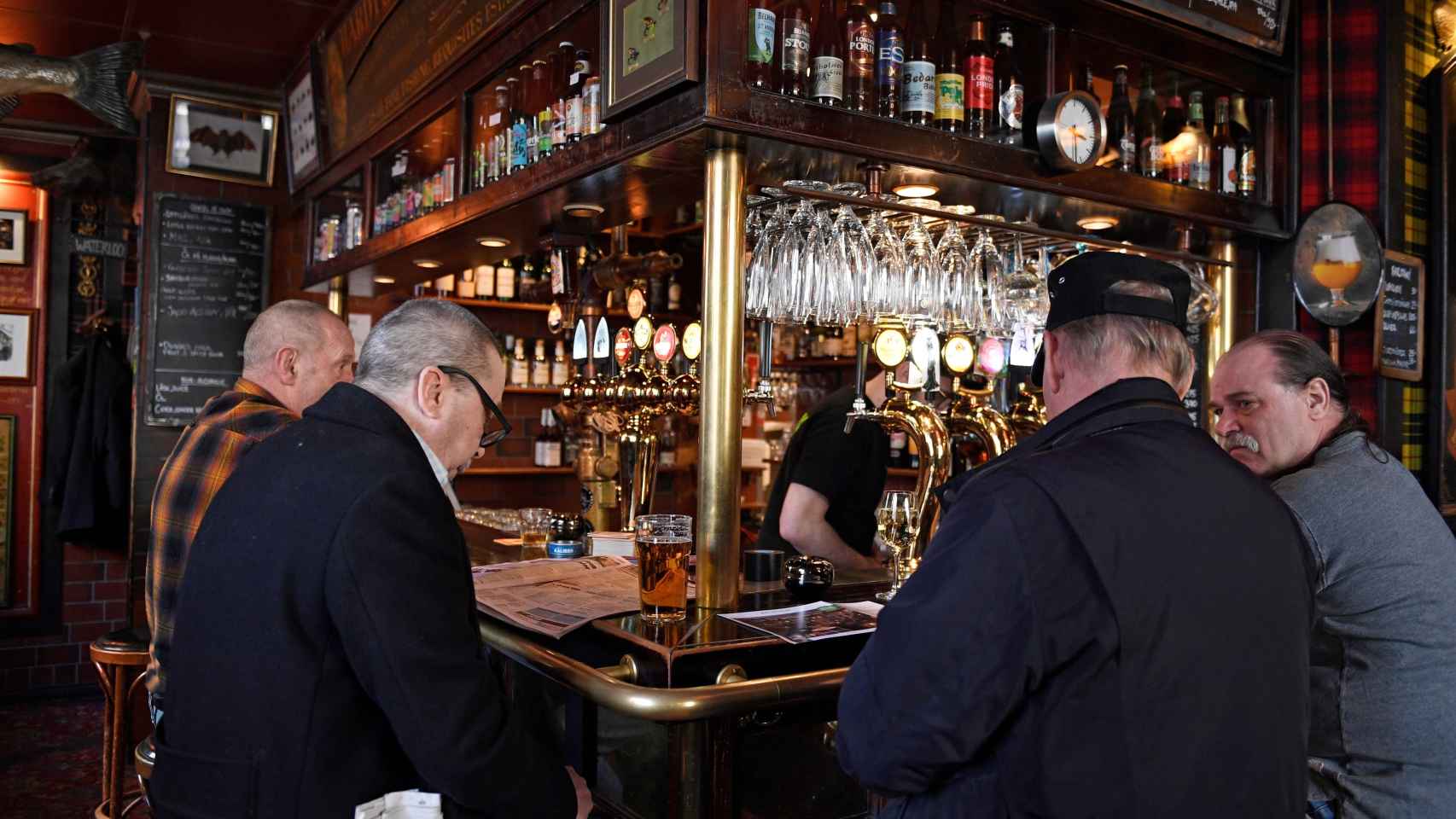 Un bar sueco, abierto estos días pese a la pandemia de coronavirus.
