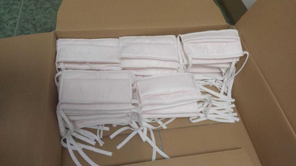 Una caja de mascarillas a medio llenar para entregársela a Seat.