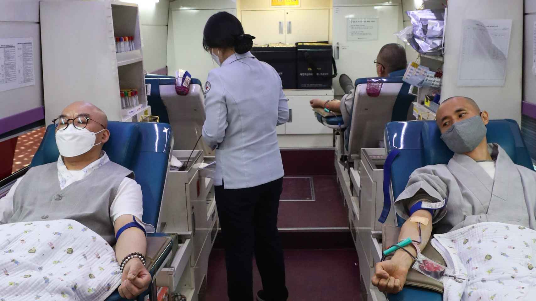 Monjes budistas donan sangre en Seúl para hacer frente a la pandemia de COVID-19. EFE.