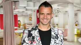 David Muñoz en un montaje de JALEOS frente a su restaurante madrileño.