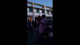 Unos vecinos de Huelva bailan y cantan en plena la calle en estado de alarma.
