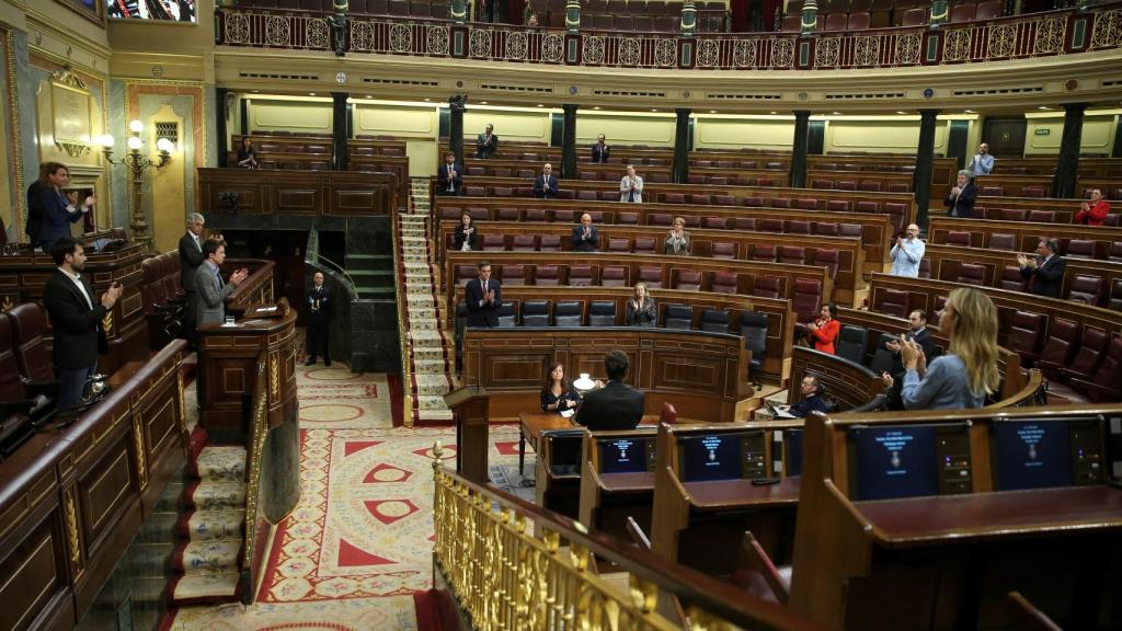 Batet interrumpe brevemente el pleno para que los diputados aplaudan el trabajo y la entrega de los sanitarios.