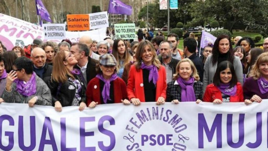 Carmen Calvo, Begoña Gómez (esposa del presidente Pedro Sánchez) y Carolina Darias, junto a otras ministras en la cabecera de la marcha del 8-M.