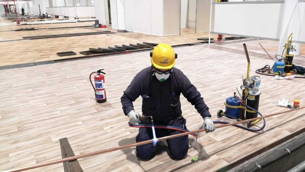 Un operario de Cobra, filial de ACS, trabajando en Ifema.