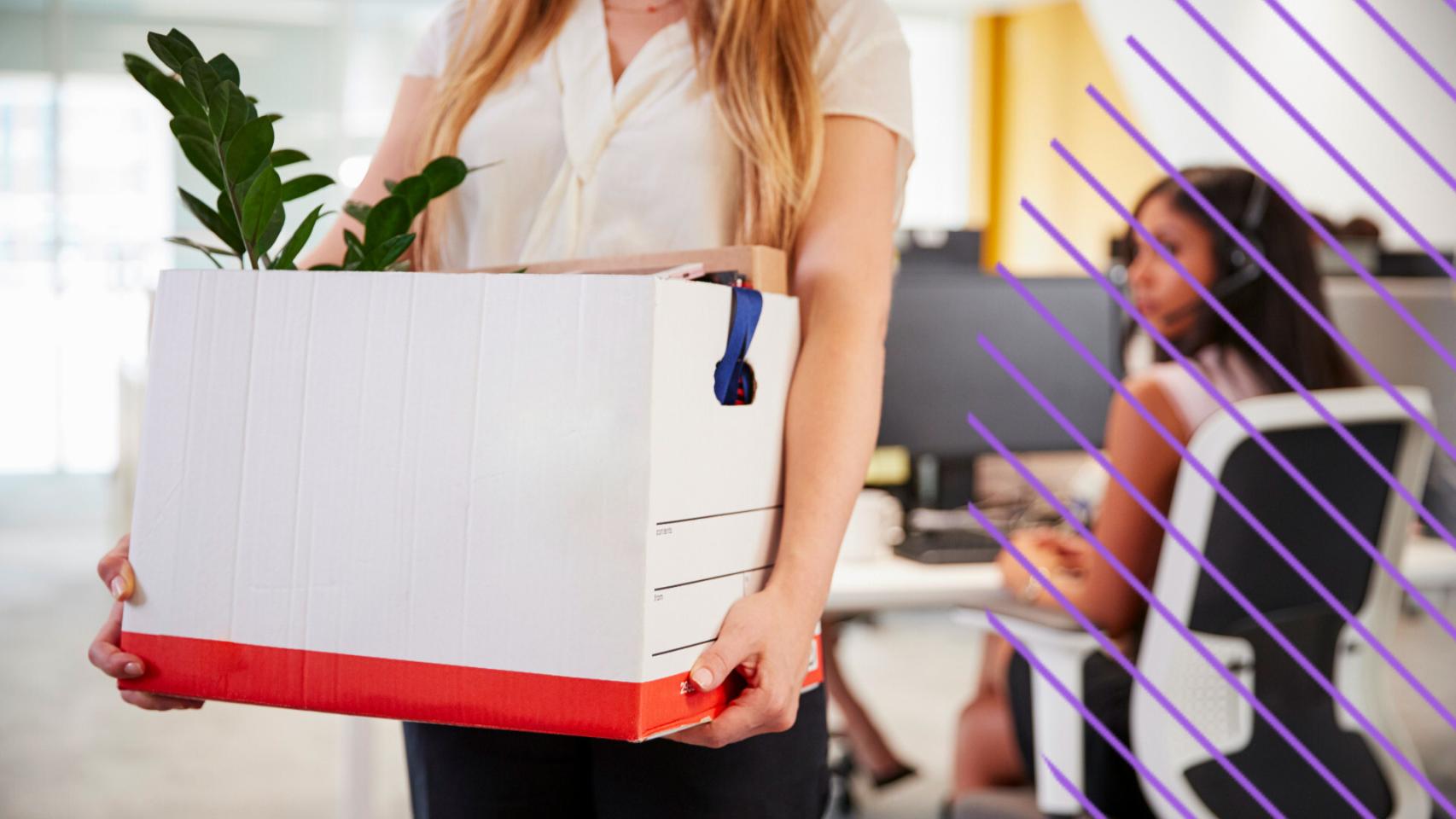 Una mujer recodindo sus cosas del trabajo.