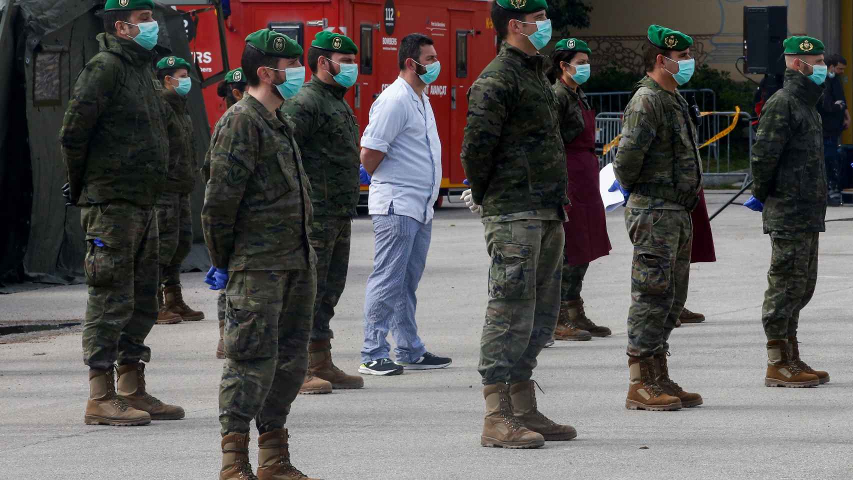 Soldados de la UME, ataviados con máscaras protectoras