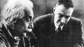 Albert Einstein y Robert Oppenheimer coincidieron en el Proyecto Manhattan. US Govt. Defense Threat Reduction Agency/Wikimedia Commons.