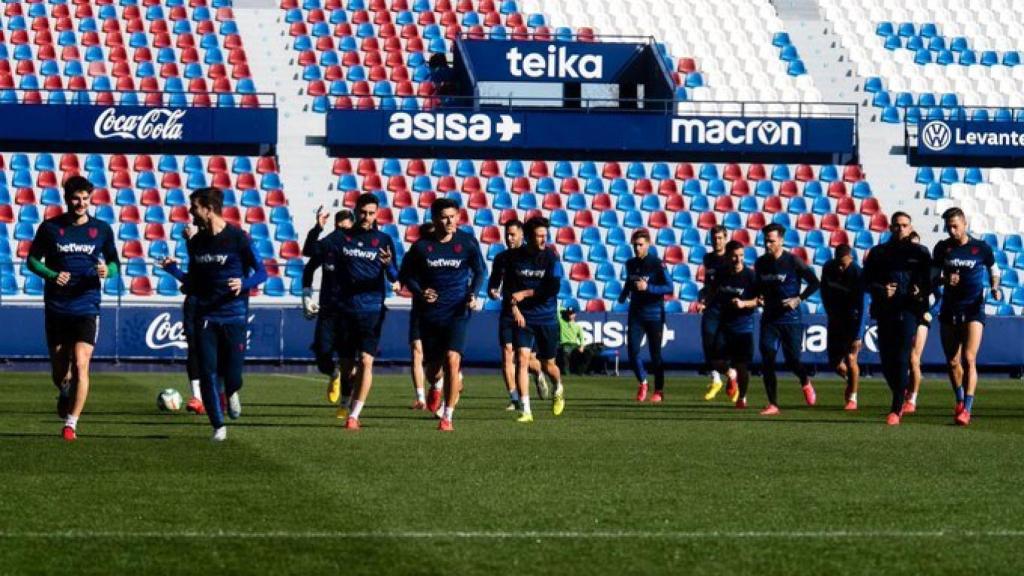 El Levante UD en el último entrenamiento antes del parón