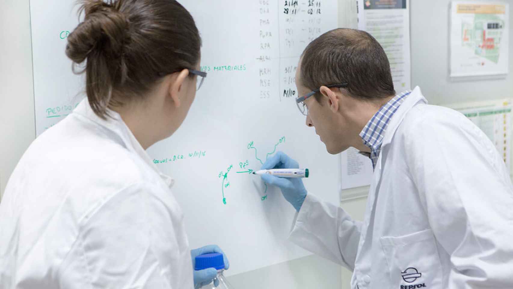 Dos científicos trabajan en las instalaciones del Repsol Tech Lab, ubicado en Móstoles.