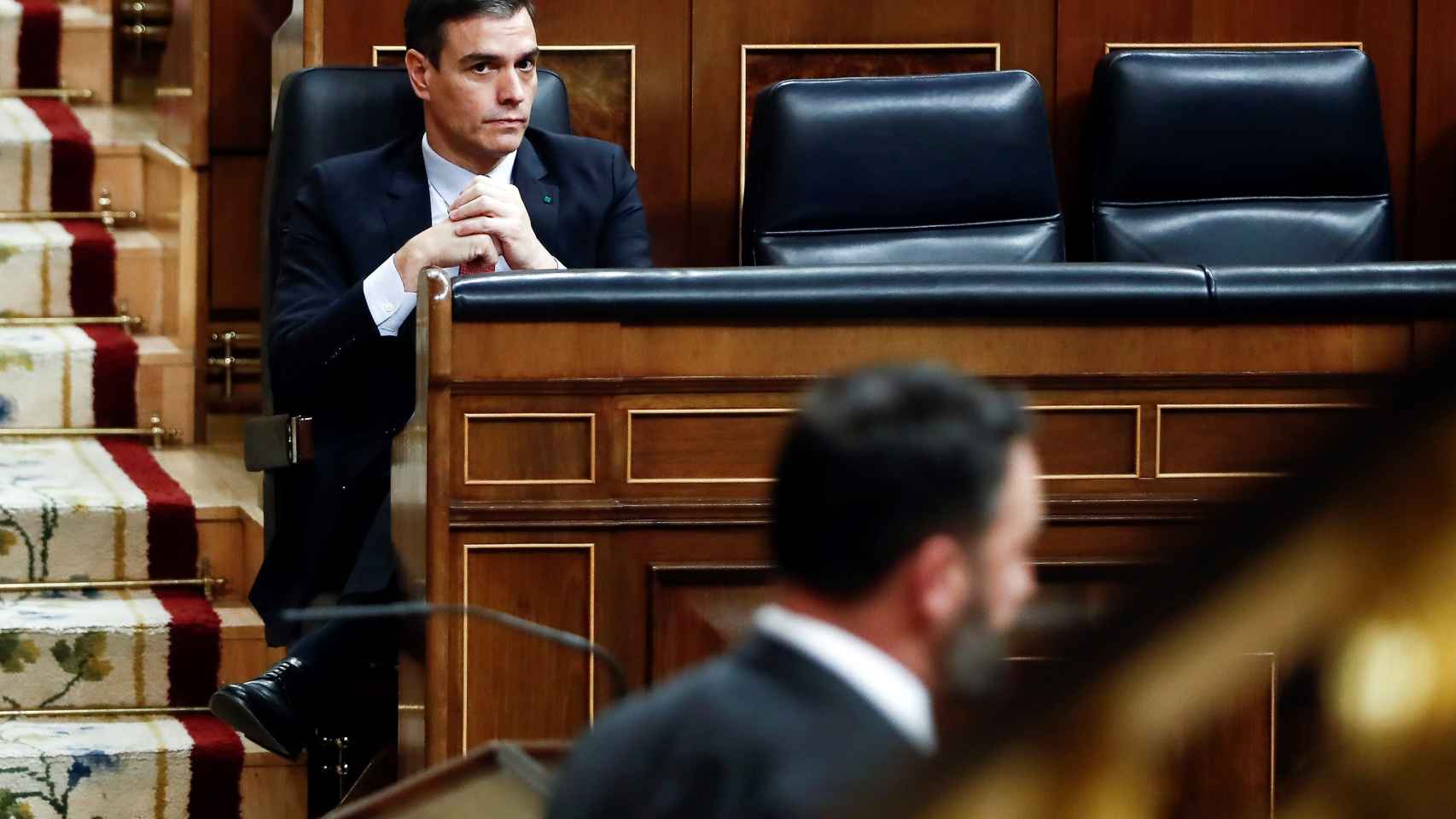 Santiafo Abascal baja del atril tras su respuesta a Pedro Sánchez en el pleno del estado de alarma.