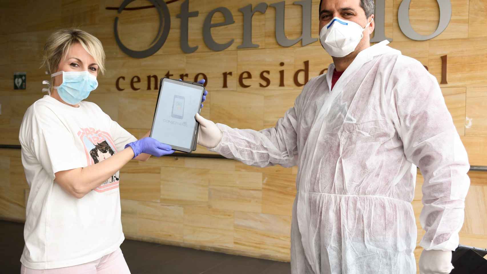 Nestor Fernández, de ConectYayos entregando una tablet en la Residencia Oteruelo