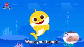 Baby Shark lavándose las manos.