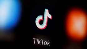 El logo de TikTok apareciendo en una pantalla.