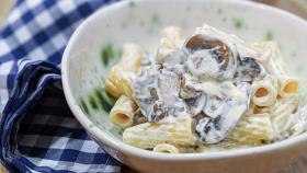 Macarrones con salsa de champiñones y nata, receta fácil de batalla