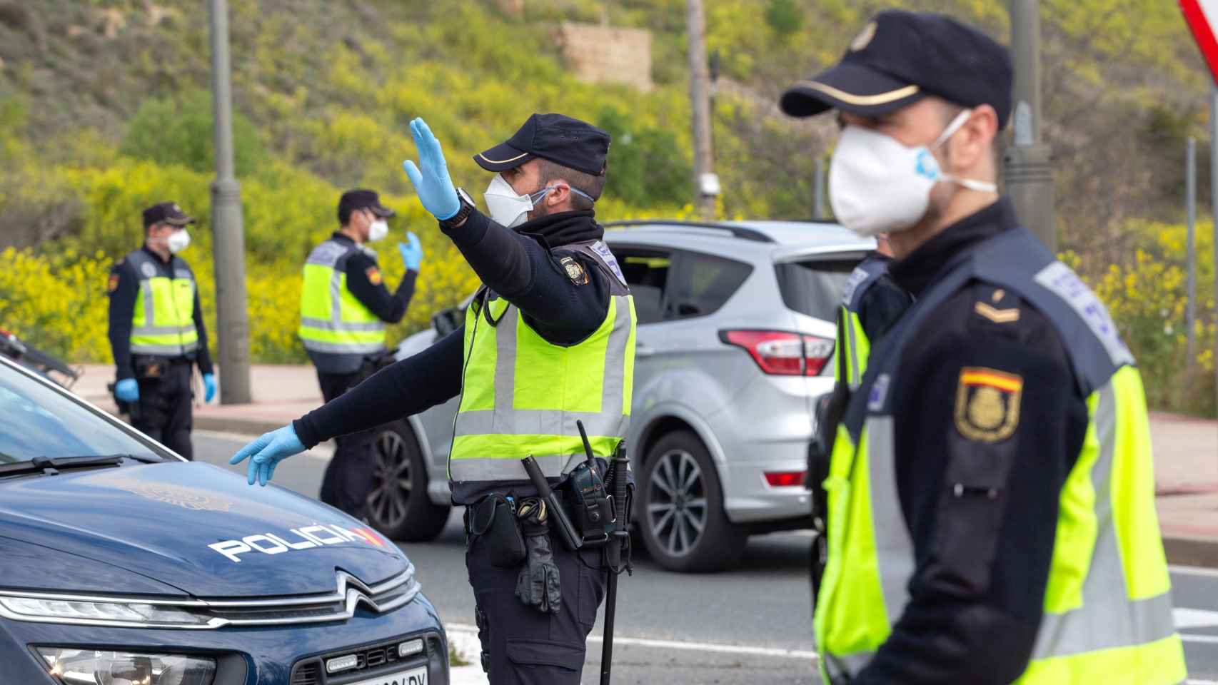 Policías nacionales con mascarillas durante un control en Logroño.