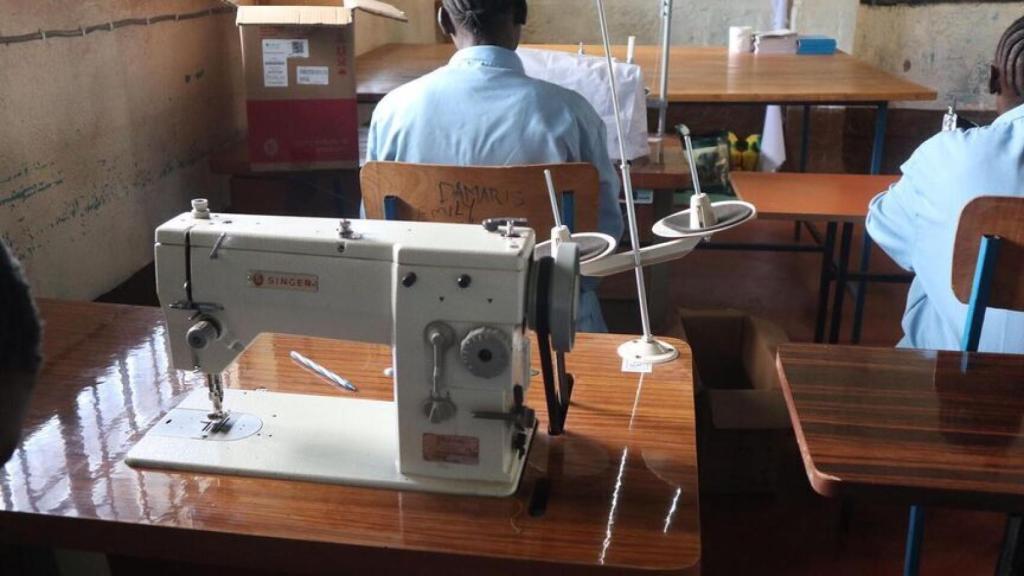 Máquina Singer con la que las niñas aprenden a coser.