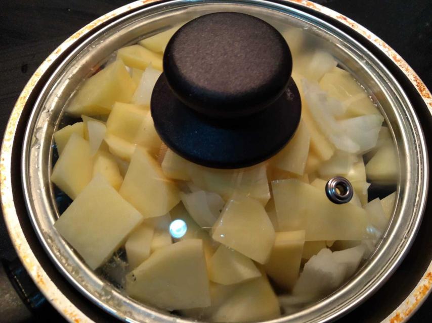 Cocinamos las patatas y la cebolla en una sartén con aceite.
