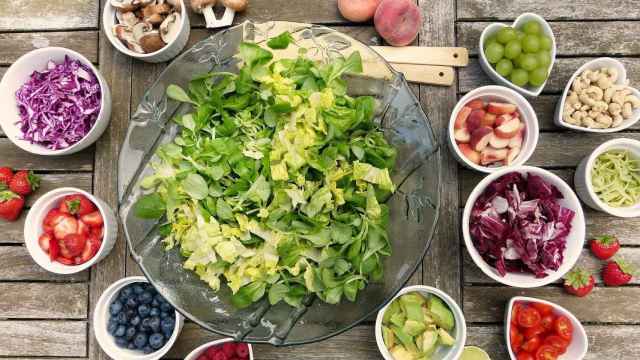 Una dieta rica en frutas y verduras favorece nuestro sistema inmunitario pero no hace frente al coronavirus.