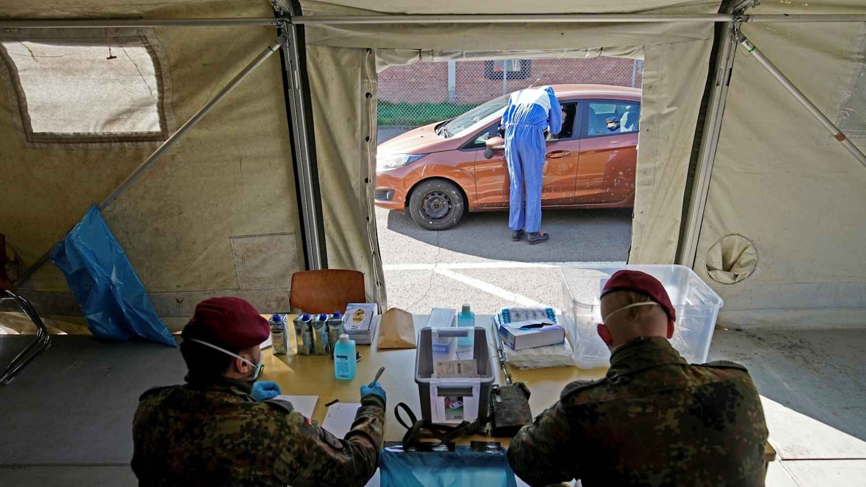Puesto móvil para tests rápidos del coronavirus operado por el Ejército en Alemania. EFE/EPA