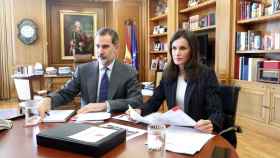 Felipe VI y Letizia desde su despacho de Zarzuela.