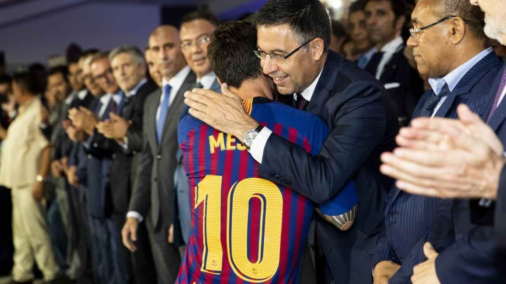 Josep Maria Bartomeu abraza a Leo Messi