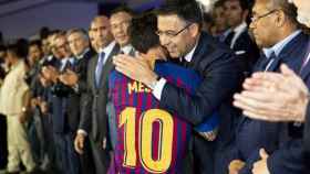 Josep Maria Bartomeu abraza a Leo Messi