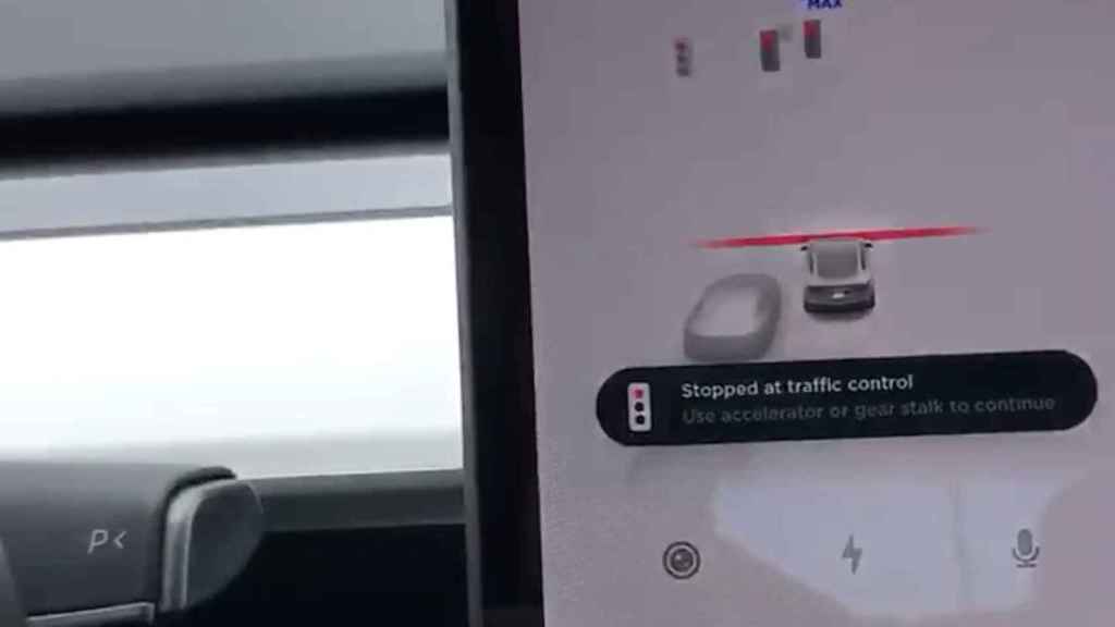 El sistema de los Tesla indica que ha detectado un semáforo